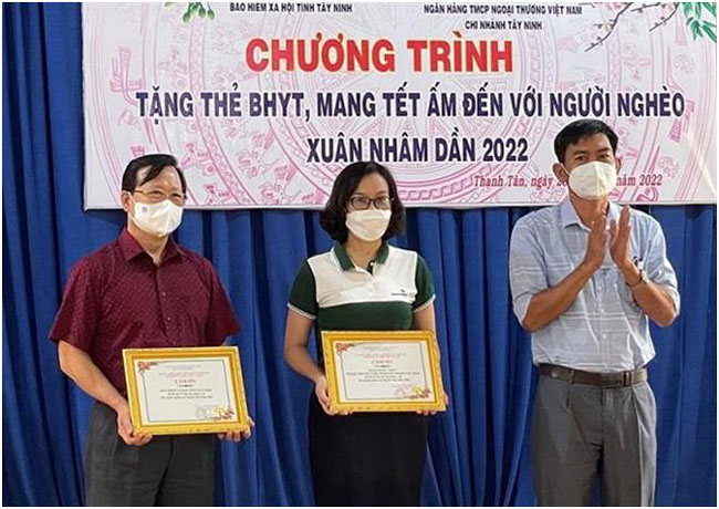 Vietcombank Tay Ninh trao 300 the bao hiem y te cho nguoi ngheo 2
