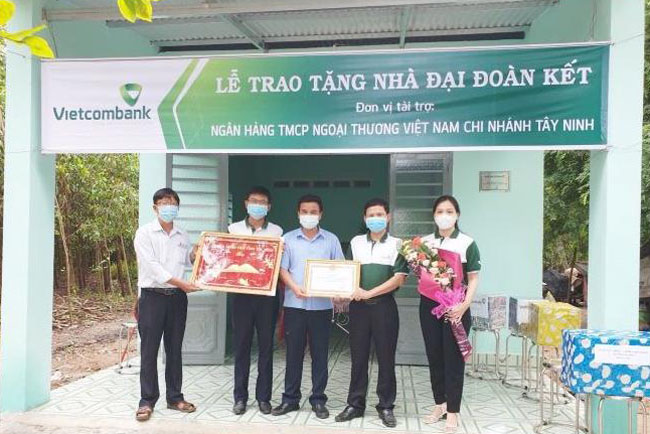 Vietcombank Tay Ninh trao tang 4 can nha Dai doan ket 3