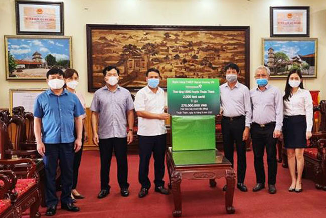 Vietcombank chung tay day lui dich Covid 1