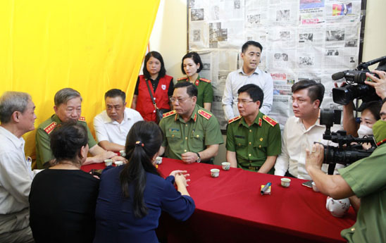 Vietcombank hỗ trợ, động viên gia đình 3 chiến sỹ PCCC&CNCH hy sinh khi làm nhiệm vụ