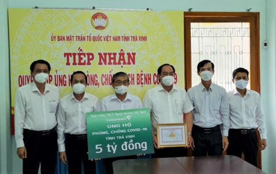 Vietcombank hỗ trợ tỉnh Trà Vinh 5 tỷ đồng phục vụ công tác phòng, chống dịch Covid-19