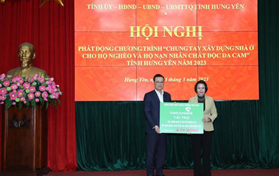 Vietcombank tai tro 8 ty dong xay dung nha o cho ho ngheo