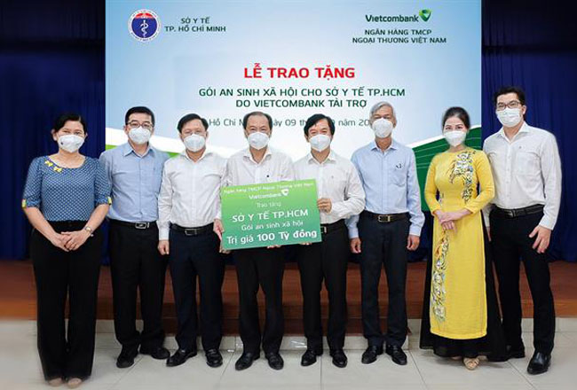 Vietcombank trao goi an sinh xa hoi 100 ty dong 2
