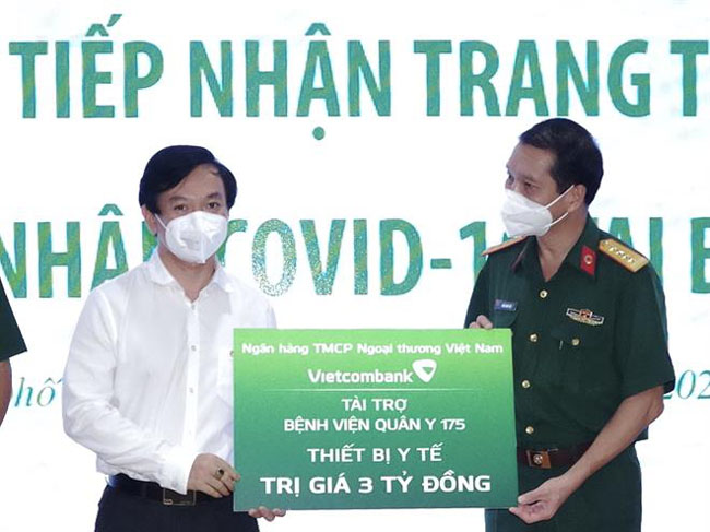 Vietcombank trao tang cac trang thiet bi y te cho Benh vien Cho Ray va Benh vien Quan y