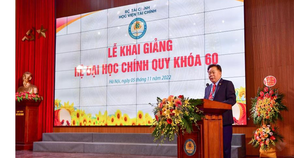 Vietcombank trao tang hoc bong cho sinh vien hoc vien tai chinh 1