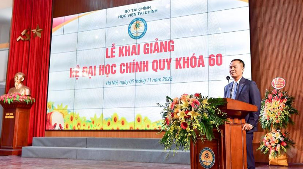 Vietcombank trao tang hoc bong cho sinh vien hoc vien tai chinh 2