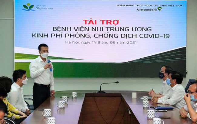 Vietcombank ung ho Benh vien Nhi Trung uong 2