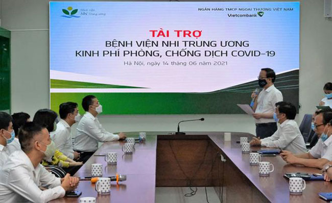 Vietcombank ung ho Benh vien Nhi Trung uong 3
