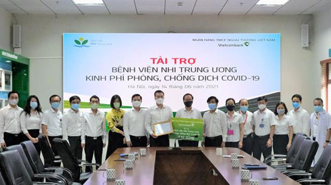 Vietcombank ung ho Benh vien Nhi Trung uong 4