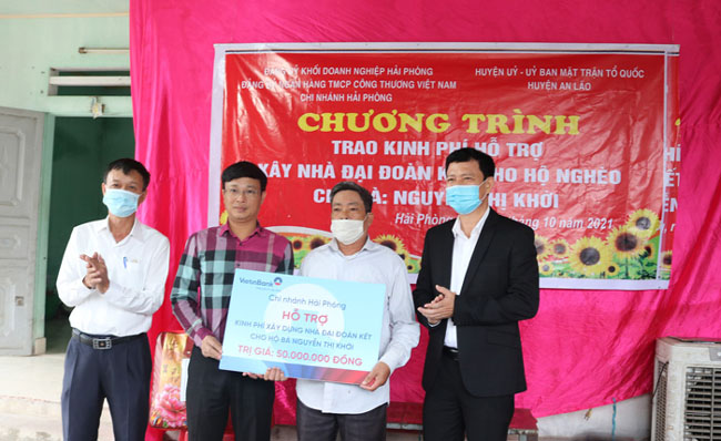 VietinBank Hai Phong ho tro kinh phi xay dung 2 nha Dai doan ket 2