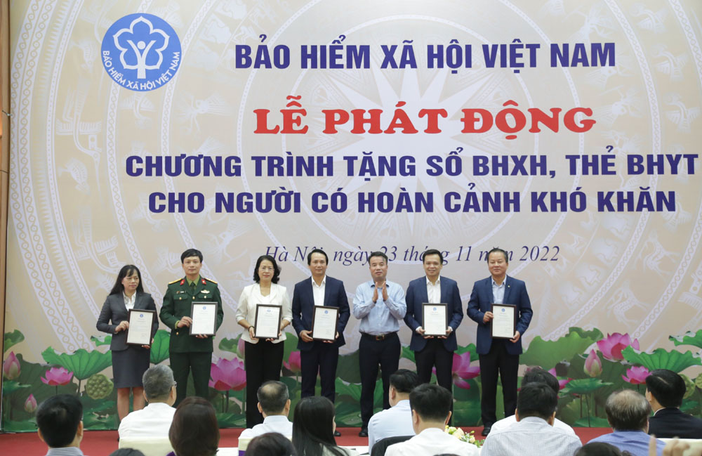 Vietnam Post tang 1000 the BHYT 2