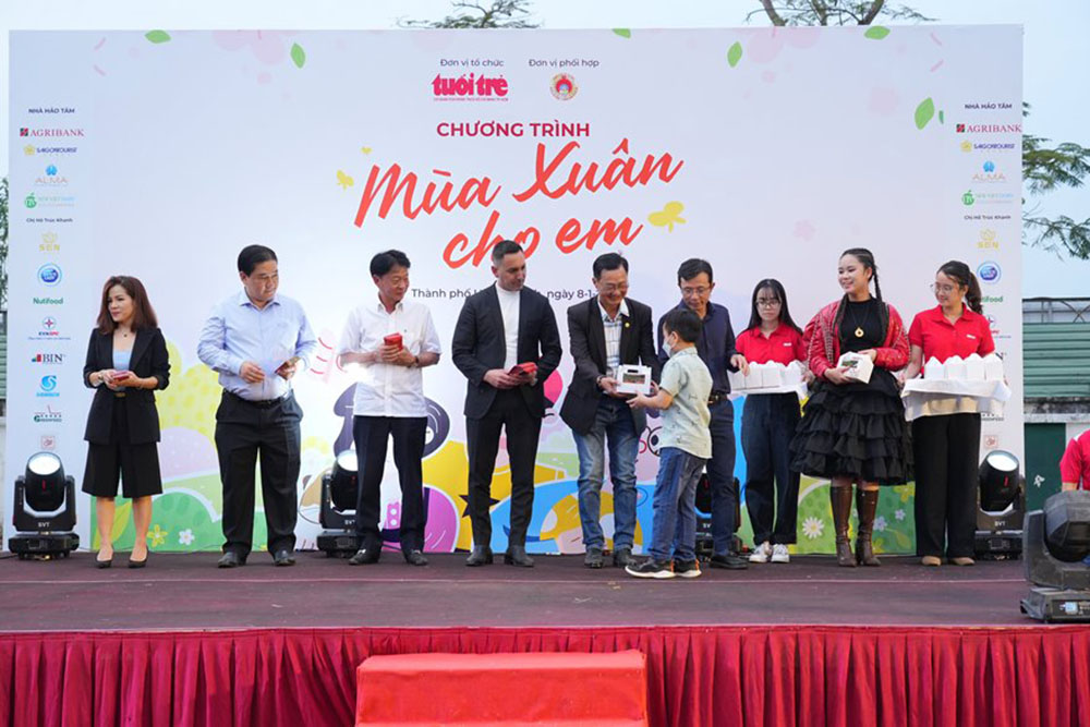 agribank dong hanh cung bao tuoi tre mang tet den cho tre em mo coi do dich covid 19