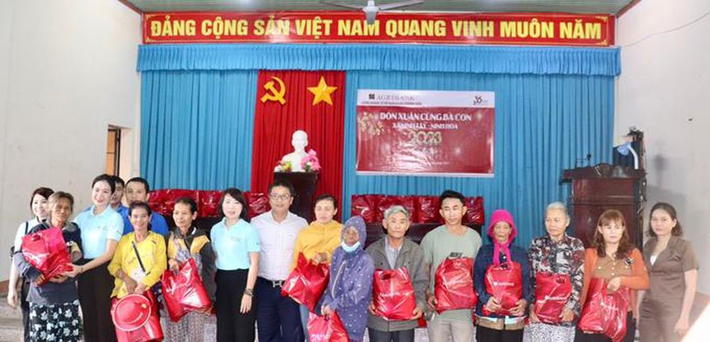agribank khanh hoa trao tang 200 suat qua cho cac gia dinh co hoan canh kho khan nhan dip xuan quy mao 2023