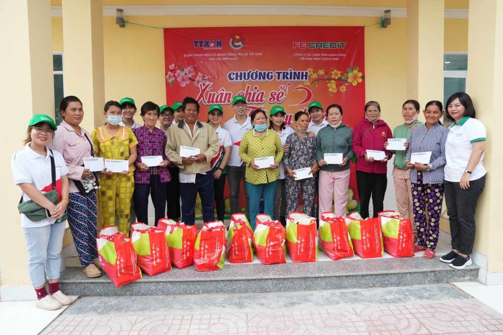 fe credit mang xuan chia se tet yeu thuong den ba con ngheo huyen can gio2