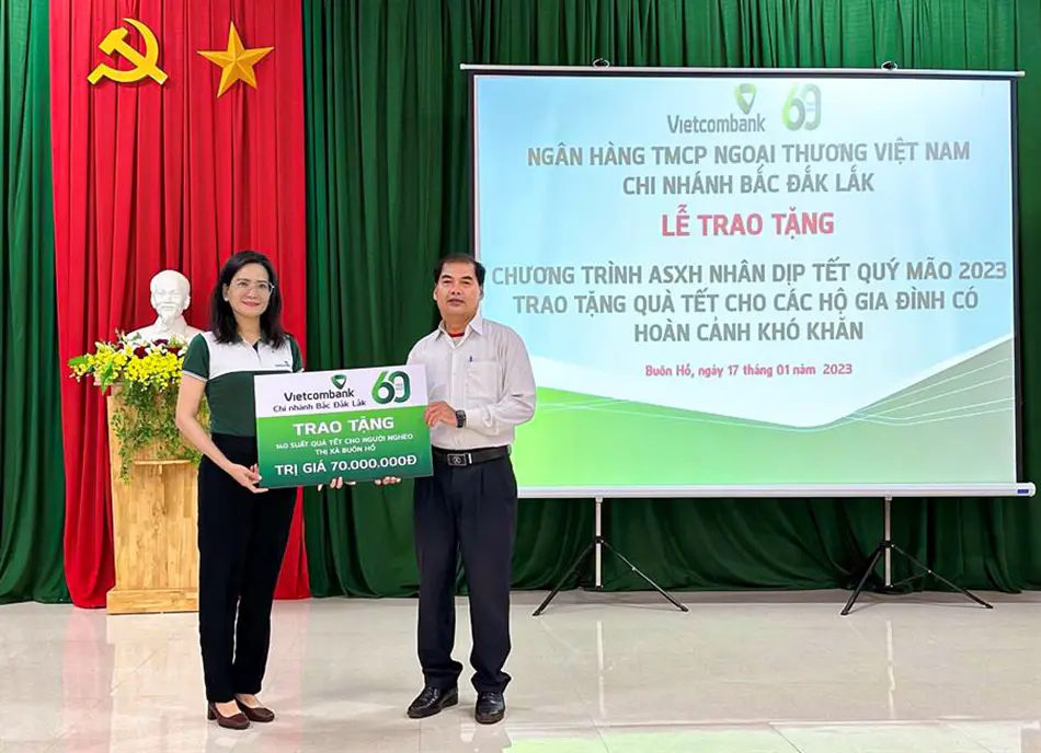 vietcombank bac dak lak tang 140 suat qua tet cho nguoi ngheo3
