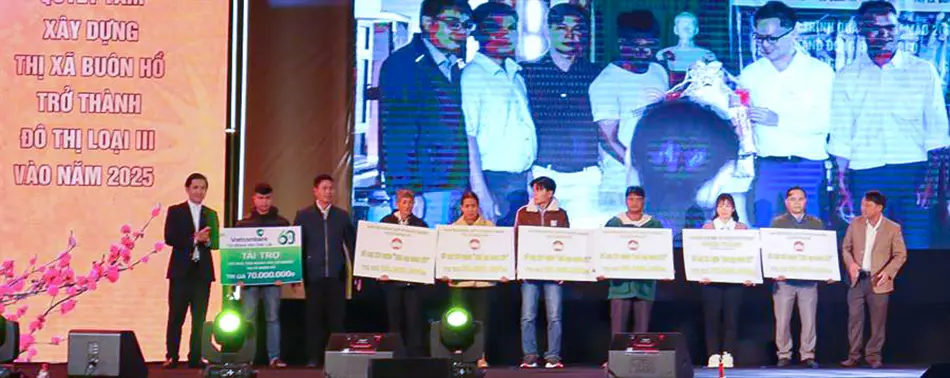 vietcombank bac dak lak tang 140 suat qua tet cho nguoi ngheo4