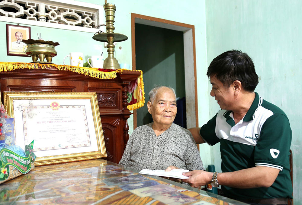vietcombank binh dinh tham me viet nam anh hung va tang qua ho ngheo nhan dip tet nguyen dan quy mao 2023