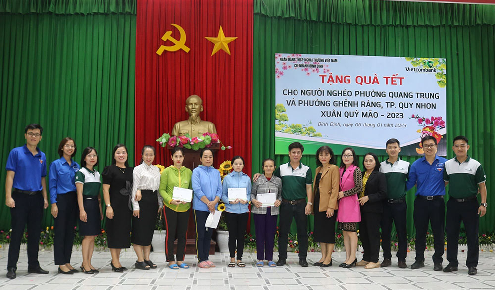 vietcombank binh dinh tham me viet nam anh hung va tang qua ho ngheo nhan dip tet nguyen dan quy mao 20231