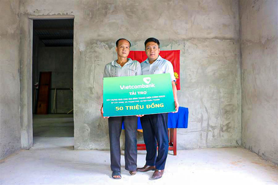 vietcombank tang nha tinh nghia cho gia dinh thuong binh