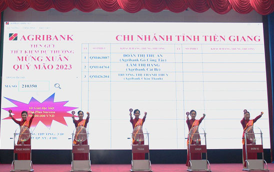 Agribank Tien Giang trao thuong gia dac biet