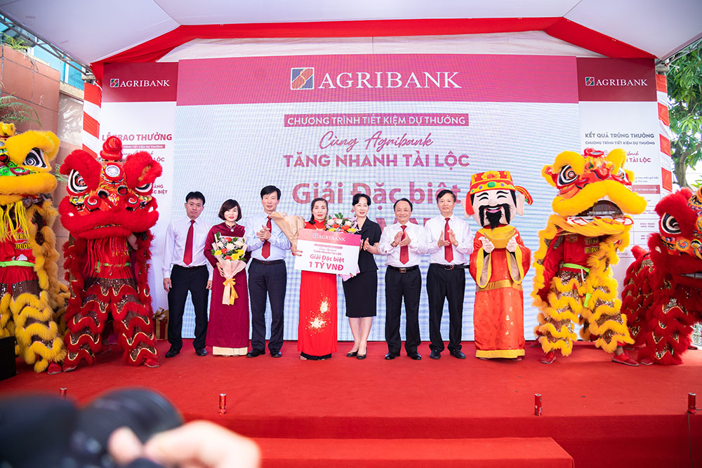 Agribank trao thuong 01 ty dong1