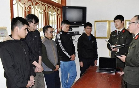 Bat giu 5 nghi pham to chuc danh bac qua mang internet 1