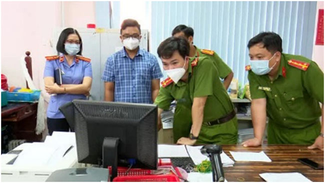 Bat tam giam 2 can bo ngan hang lam lieu 2
