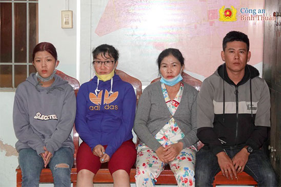 Mua hang tra gop roi mat hang ganh no canh giac voi chieu lua dao dip cao diem mua sam cuoi nam