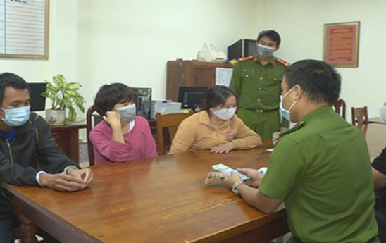 Nghiện game bài, người phụ nữ giả nhân viên đổi ngoại tệ lừa đại gia hơn 13 tỉ đồng