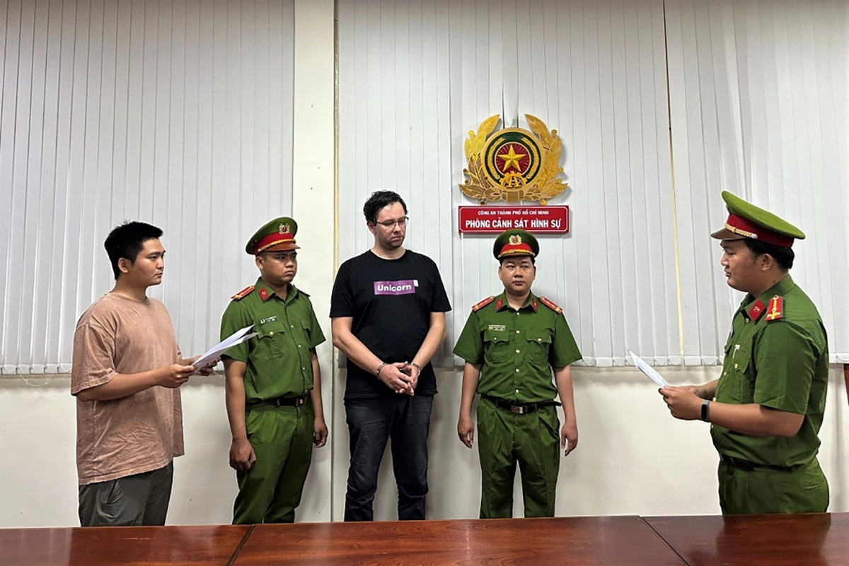 bat ong trum ngoai quoc dieu hanh website cho vay sieu nang lai2