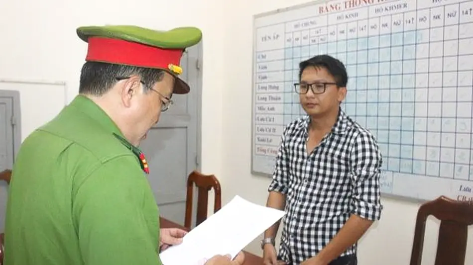 khoi to 2 nguoi mua ban thong tin tai khoan ngan hang2