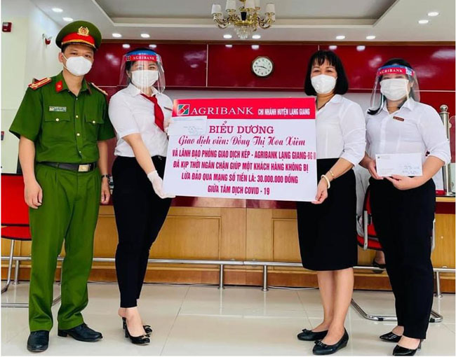 Can bo giao dich Agribank ngan chan kip thoi cac hanh vi lua dao khach hang 2