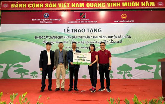 Đoàn Thanh niên Agribank Thanh Hoá trao tặng 20.000 cây keo xanh