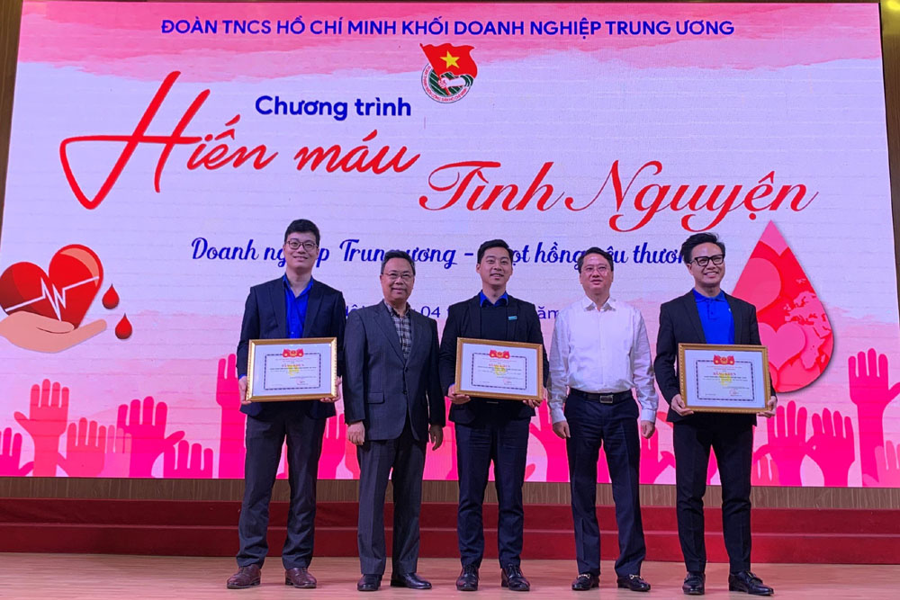 Hon 500 can bo doan vien Agribank tham gia hien mau 2