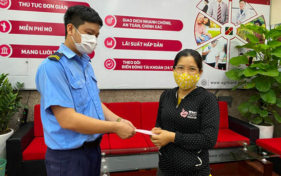 Nhân viên bảo vệ Agribank Ninh Thuận trao trả hơn 16 triệu đồng cho khách hàng