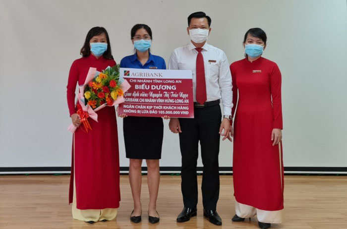 Thoat khoi cu lua hon 100 trieu nho su canh giac cua giao dich vien Agribank 3
