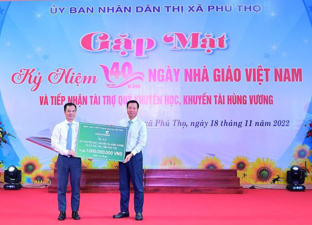 VIETCOMBANK TRAO TẶNG 1 TỶ ĐỒNG CHO QUỸ KHUYẾN HỌC KHUYẾN TÀI HÙNG VƯƠNG2