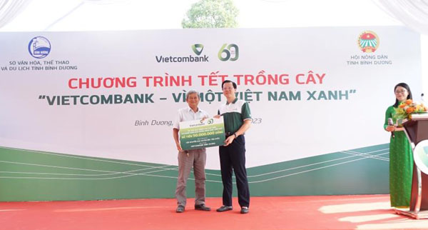 Vietcombank Binh Duong trong 1000 cay xanh va trao hoc bong 2