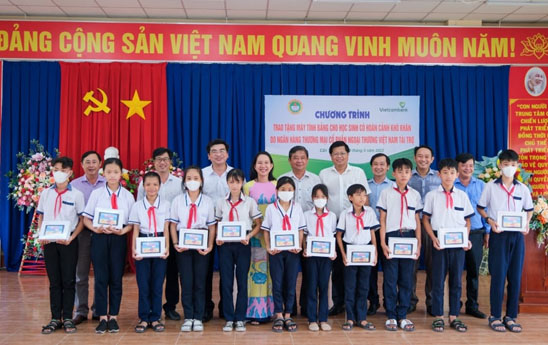 Vietcombank Can Tho tang 200 may tinh bang cho hoc sinh kho khan