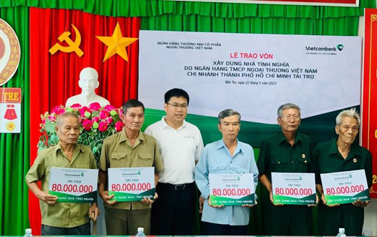 Vietcombank TP Ho Chi Minh tang phi xay dung 5 can nha tinh nghia