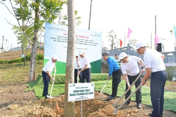 Vietcombank phat dong chuong trinh trong 60 nghin cay xanh 2