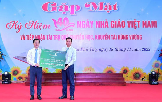 Vietcombank trao tặng 1 tỷ đồng cho Quỹ Khuyến học, khuyến tài Hùng Vương