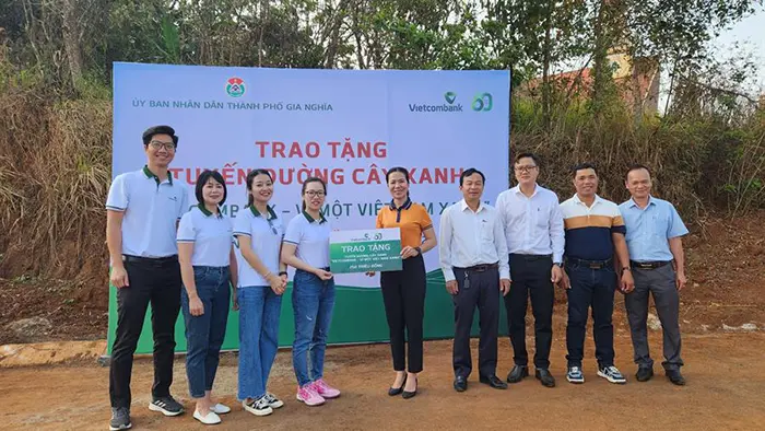 vietcombank dak nong tang tuyen duong cay xanh