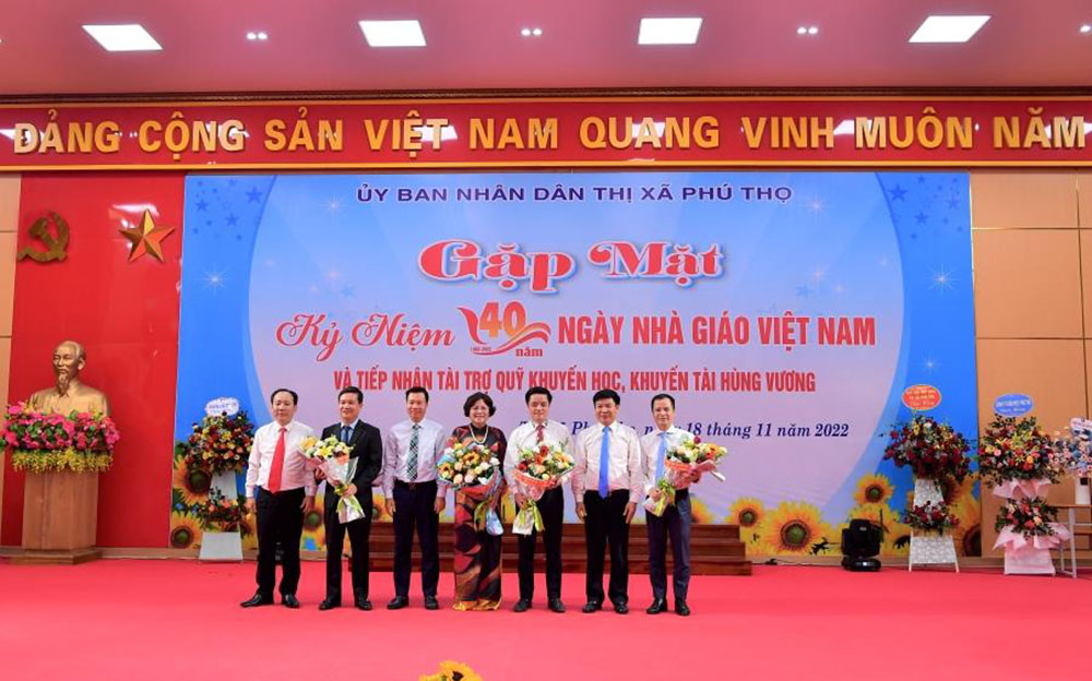 vietcombank trao tang 1 ty dong cho quy khuyen hoc khuyen tai hung vuong1