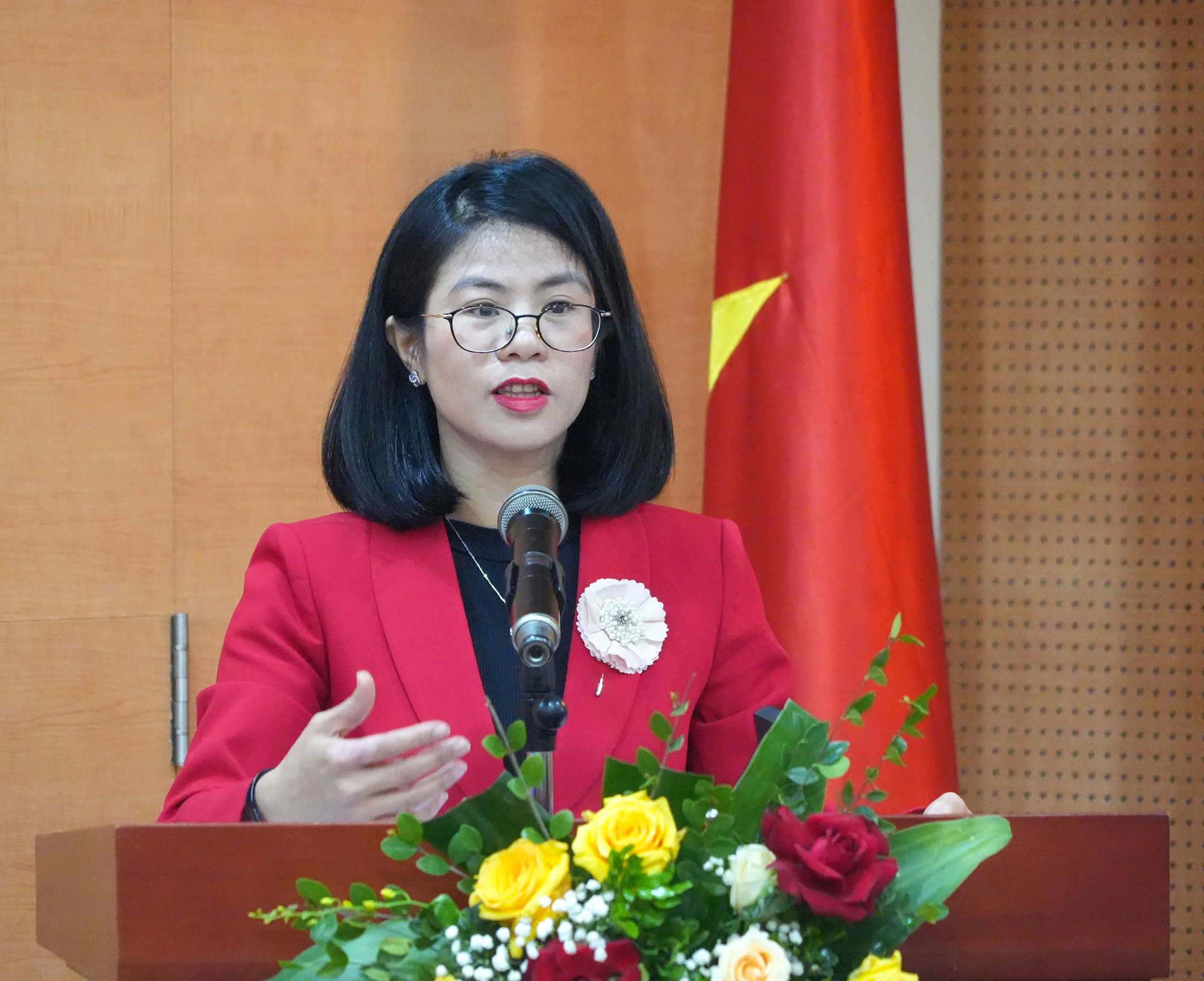 Ba Phuong clb phap che 1