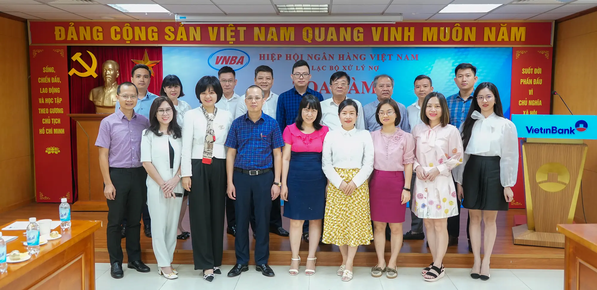 Chup anh luu niem 250523