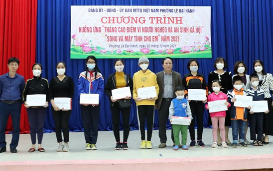 Cơ quan Thường trực HHNH “tiếp sóng” giúp các em học sinh tới trường