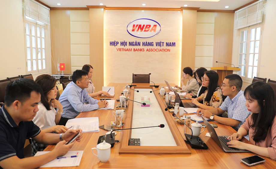 Hiep hoi Ngan hang lam viec voi nhom cong tac cua Hoi dong Tu van cai cach TTHC 2