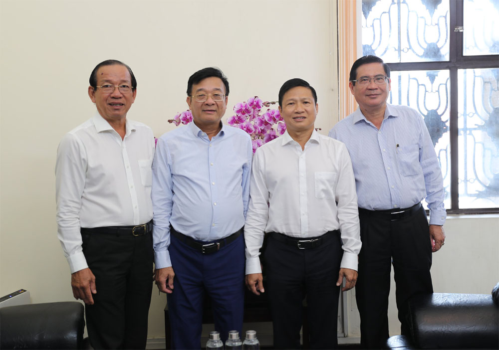 Tong Thu ky Nguyen Quoc Hung chuc mung tan Giam doc Ngan hang Nha nuoc 2