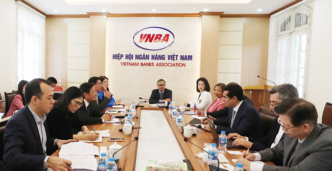Tong Thu ky Nguyen Quoc Hung tiep va lam viec voi IFC 1